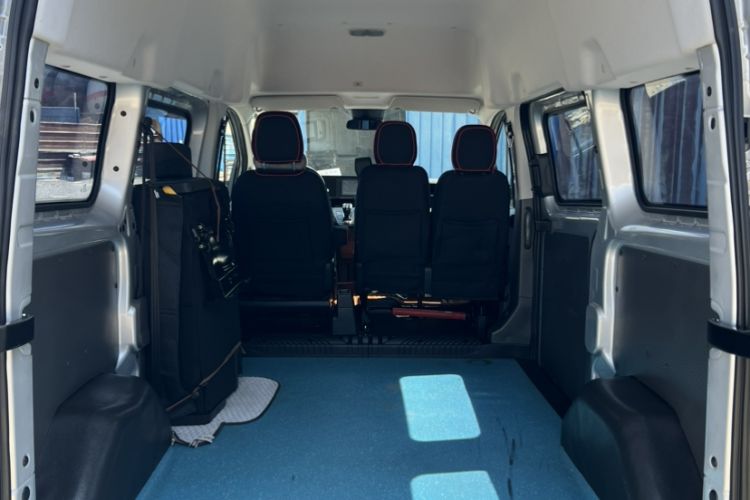 Used Ford Transit 2023 2.0T Gasoline Automatic Multi-Function Commercial Vehicle Short Wheelbase Mid-Roof Design 5/6 Seats Interior 5