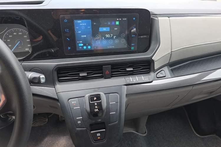Used Ford Transit 2023 2.0T Diesel Automatic Commercial & Travel Version Mid-axle Medium Roof – Available in 10/11/12-Seater Configurations Audio And AC Panel