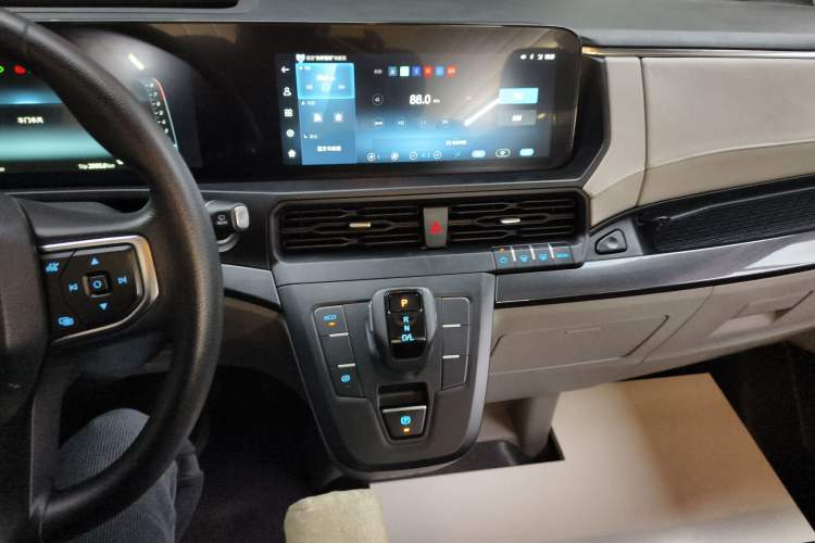 Used Ford Transit 2023 2.0T Gasoline Automatic Business & Travel Model Mid-axle Low-roof Design 7/8/9-Seater Audio And AC Panel
