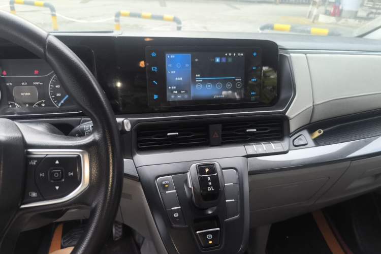Used Ford Transit 2023 2.0T Diesel Automatic Commercial & Travel Model Mid-axle Medium Roof 7/8/9-Seater Audio And AC Panel