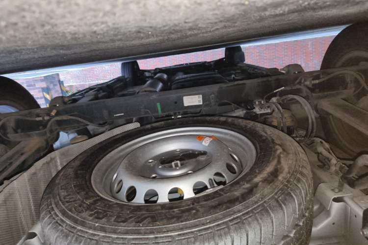 Used Ford Transit 2023 2.0T Gasoline Automatic Business & Travel Model Mid-axle Low-roof Design 7/8/9-Seater Chassis Rear