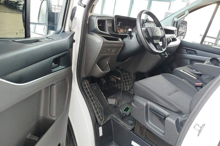 Used Ford Transit 2023 2.0T Diesel Manual Multifunction Commercial Vehicle Mid-axle Mid-roof 5/6 Seats Driver Seat