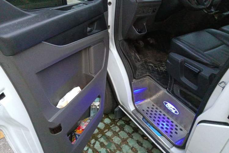 Used Ford Transit 2023 2.0T Diesel Manual Multifunction Commercial Vehicle Short Wheelbase Low Roof 5/6 Seats Driver Seat