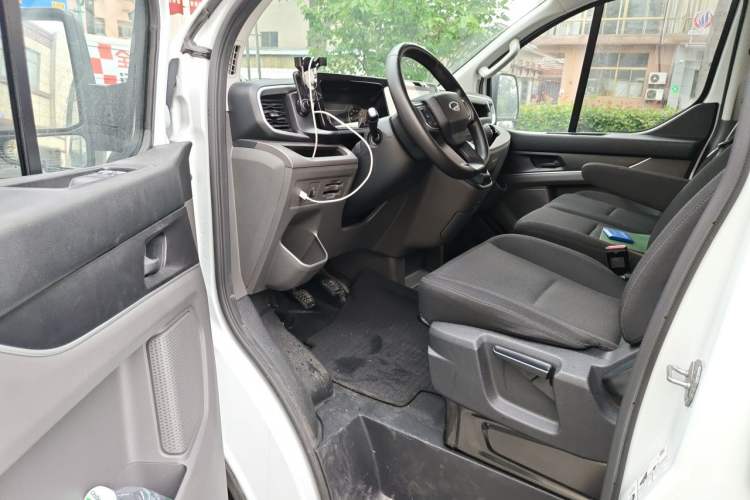 Used Ford Transit 2023 2.0T Gasoline Manual Multifunction Commercial Vehicle Short Wheelbase Low Roof 5/6 Seats Driver Seat