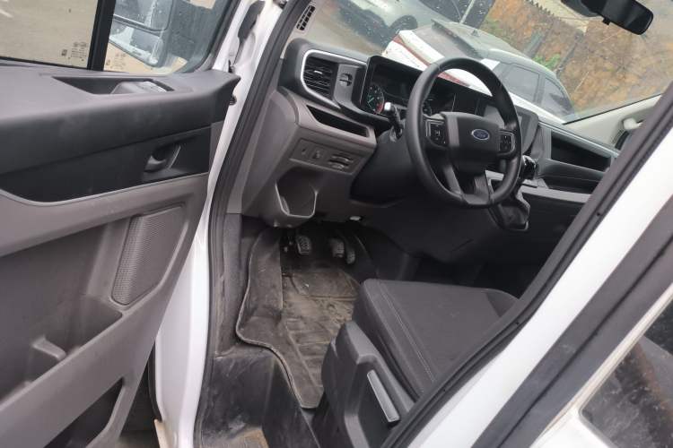 Used Ford Transit 2023 2.0T Gasoline Manual Multifunction Commercial Vehicle Short Wheelbase Low Roof 5/6 Seats Driver Seat