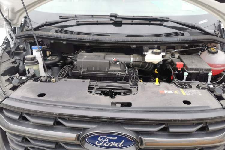 Used Ford Transit 2023 2.0T Diesel Manual Multifunction Commercial Vehicle Mid-axle Mid-roof 5/6 Seats Engine Bay
