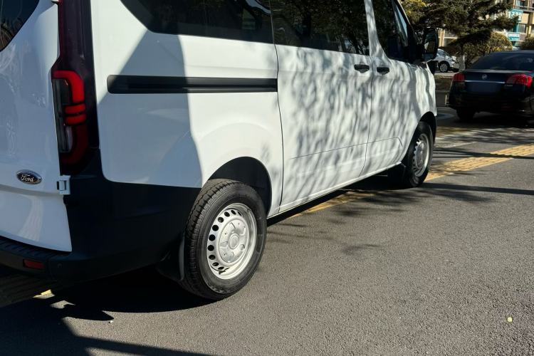 Used Ford Transit 2023 2.0T Gasoline Manual Multifunction Commercial Vehicle Short Wheelbase Low Roof 5/6 Seats Exterior 2