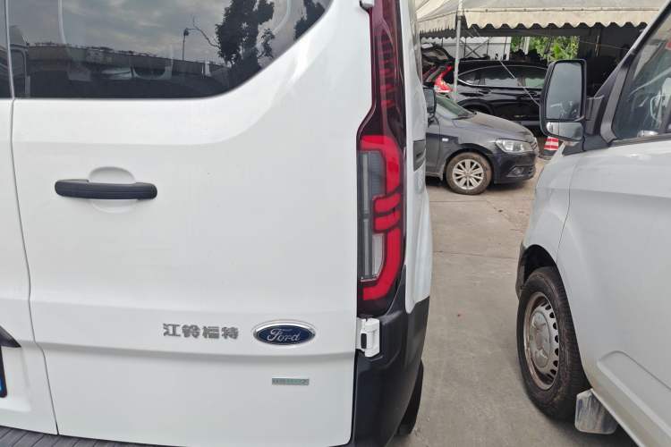 Used Ford Transit 2023 2.0T Gasoline Manual Multifunction Commercial Vehicle Short Wheelbase Low Roof 5/6 Seats Exterior 3