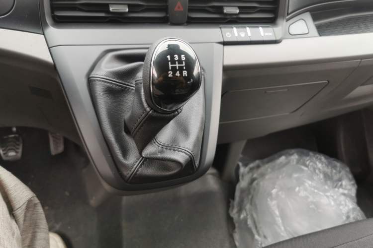 Used Ford Transit 2023 2.0T Diesel Manual Multifunction Commercial Vehicle Mid-axle Mid-roof 5/6 Seats Gear Lever