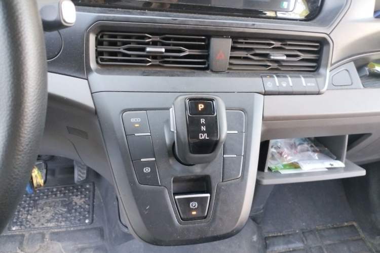 Used Ford Transit 2023 2.0T Gasoline Automatic Multi-Purpose Commercial Vehicle Mid-Drive Low-Roof Design 5/6 Seats Gear Lever