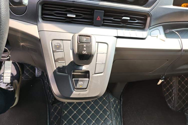 Used Ford Transit 2023 2.0T Diesel Automatic Multi-Function Commercial Vehicle Short Wheelbase Low Roof 5/6 Seats Gear Lever