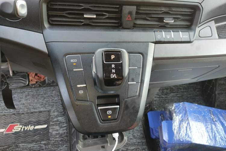 Used Ford Transit 2023 2.0T Diesel Automatic Multi-Function Commercial Vehicle Mid-Axle Low-Roof Design 5/6 Seats Gear Lever