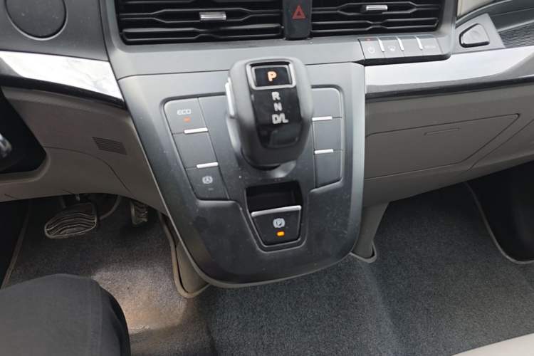 Used Ford Transit 2023 2.0T Diesel Automatic Commercial & Travel Version Mid-axle Medium Roof – Available in 10/11/12-Seater Configurations Gear Lever