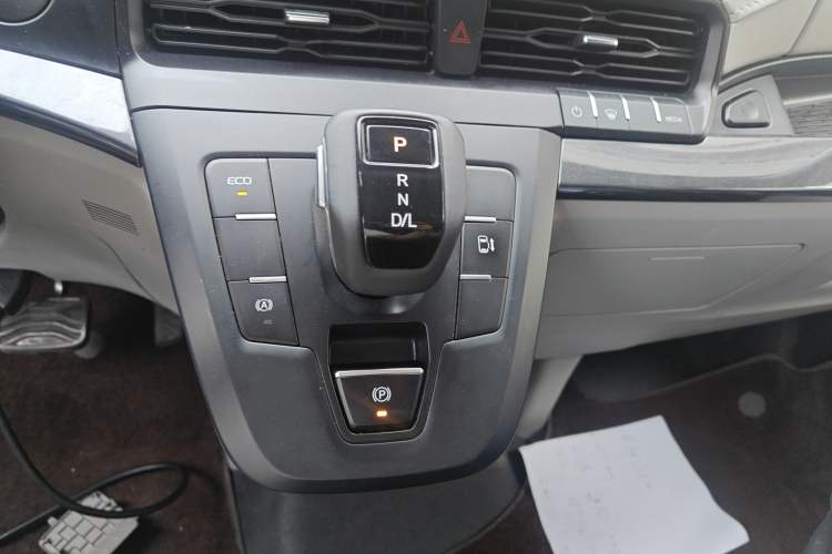 Used Ford Transit 2023 2.0T Diesel Automatic Commercial & Travel Version Mid-axle Low-roof Design 7/8/9-Seater Gear Lever
