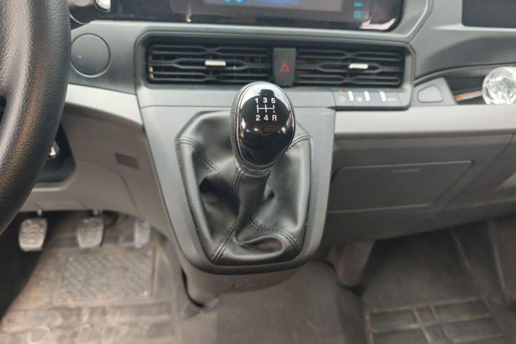 Used Ford Transit 2023 2.0T Gasoline Manual Multifunction Commercial Vehicle Short Wheelbase Low Roof 5/6 Seats Gear Lever
