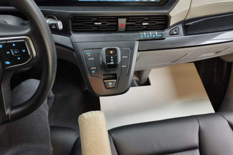 Used Ford Transit 2023 2.0T Gasoline Automatic Business & Travel Model Mid-axle Low-roof Design 7/8/9-Seater Gear Lever