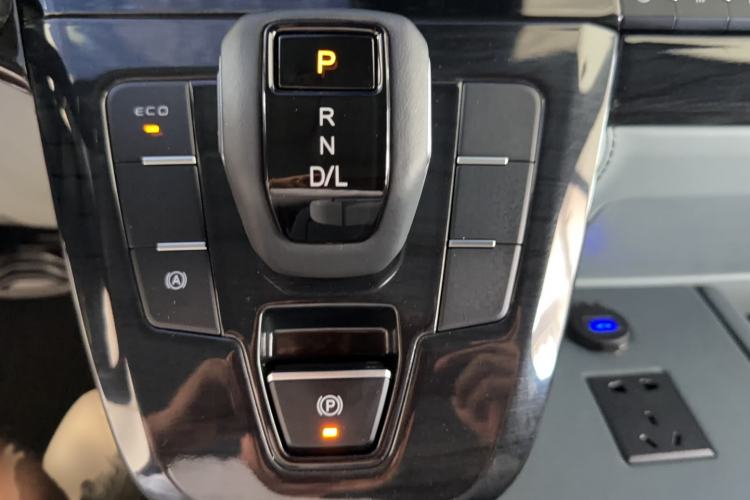 Used Ford Transit 2023 2.0T Gasoline Automatic Business & Travel Model Mid-axle Low-roof Design 7/8/9-Seater Gear Lever