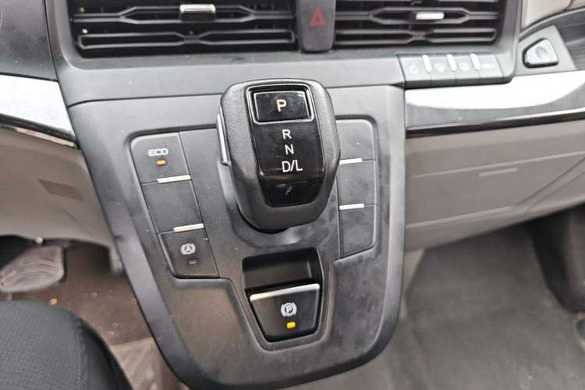 Used Ford Transit 2023 2.0T Diesel Automatic Commercial Van Short Wheelbase Low Roof—7/8/9-Seater Gear Lever