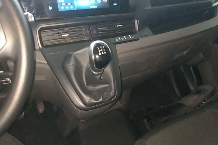 Used Ford Transit 2023 2.0T Diesel Manual Multifunction Commercial Vehicle Short Wheelbase Low Roof 5/6 Seats Gear Lever