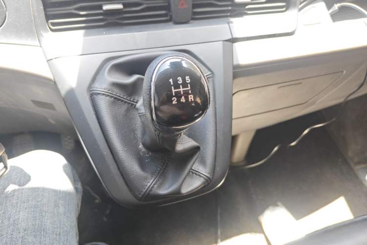 Used Ford Transit 2023 2.0T Diesel Manual Multifunction Commercial Vehicle Short Wheelbase Mid-Roof Design 5/6 Seats Gear Lever