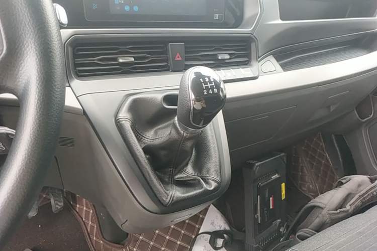 Used Ford Transit 2023 2.0T Diesel Manual Multifunction Commercial Vehicle Short Wheelbase Low Roof 5/6 Seats Gear Lever