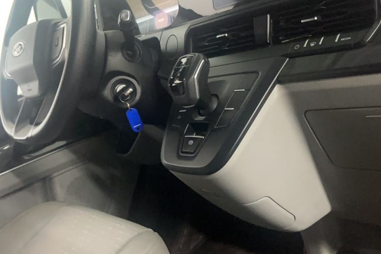 Used Ford Transit 2023 2.0T Diesel Automatic Commercial & Travel Model Mid-axle Medium Roof 7/8/9-Seater Gear Lever