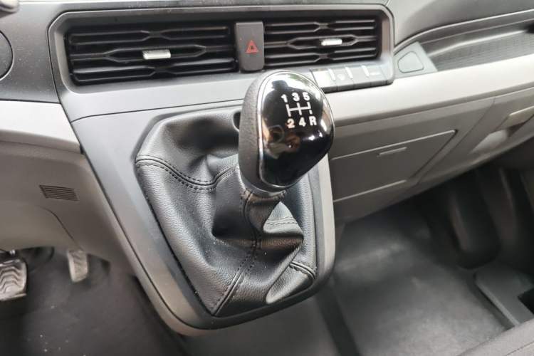 Used Ford Transit 2023 2.0T Gasoline Manual Multifunction Commercial Vehicle Short Wheelbase Low Roof 5/6 Seats Gear Lever