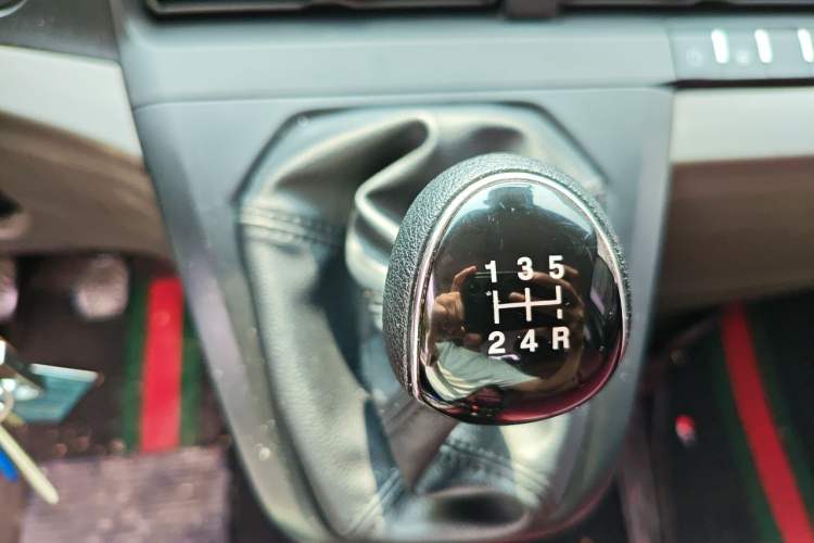 Used Ford Transit 2023 2.0T Diesel Manual Multifunction Commercial Vehicle Mid-axle Mid-roof 5/6 Seats Gear Lever