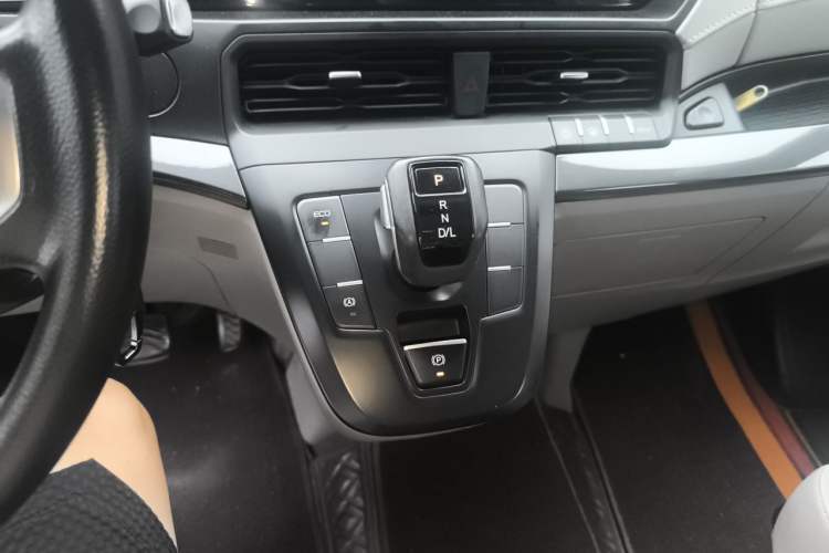 Used Ford Transit 2023 2.0T Diesel Automatic Commercial & Travel Model Mid-axle Medium Roof 7/8/9-Seater Gear Lever