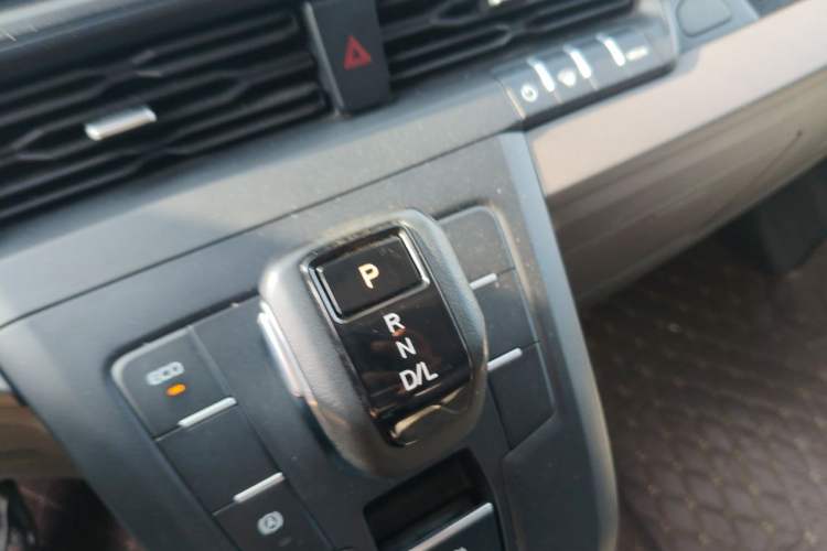 Used Ford Transit 2023 2.0T Diesel Automatic Multi-Purpose Commercial Vehicle Mid-Frame Mid-Roof 5/6 Seats Gear Lever