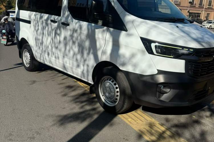 Used Ford Transit 2023 2.0T Gasoline Manual Multifunction Commercial Vehicle Short Wheelbase Low Roof 5/6 Seats Interior 1