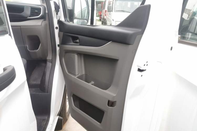 Used Ford Transit 2023 2.0T Diesel Manual Multifunction Commercial Vehicle Mid-axle Mid-roof 5/6 Seats Interior 2