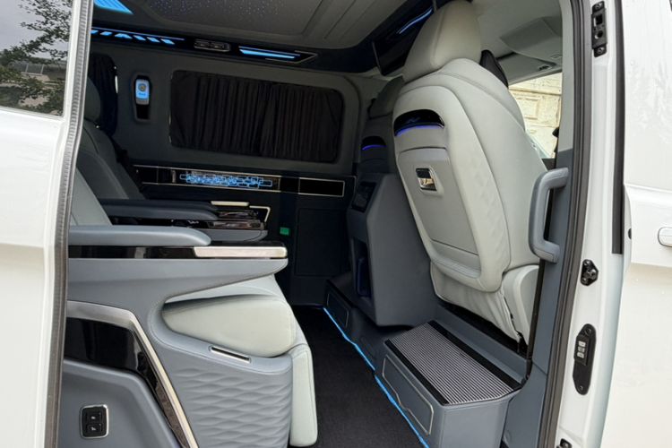 Used Ford Transit 2023 2.0T Gasoline Automatic Business & Travel Model Mid-axle Low-roof Design 7/8/9-Seater Interior 2