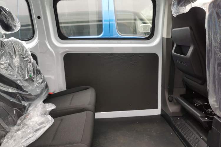 Used Ford Transit 2023 2.0T Diesel Manual Multifunction Commercial Vehicle Mid-axle Mid-roof 5/6 Seats Interior 3