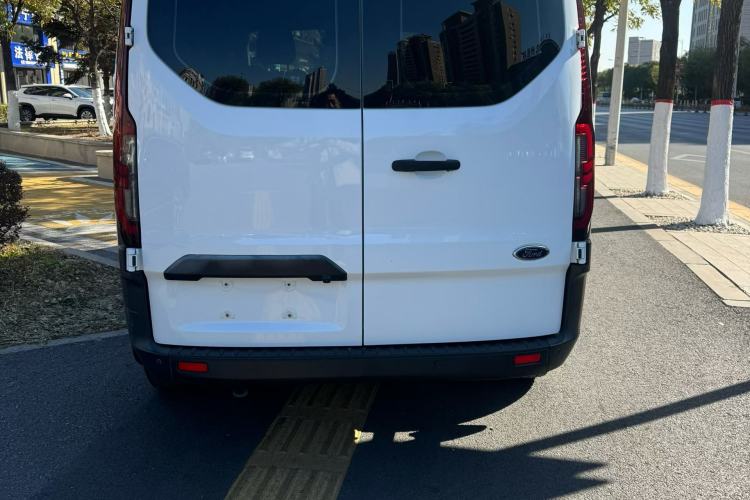 Used Ford Transit 2023 2.0T Gasoline Manual Multifunction Commercial Vehicle Short Wheelbase Low Roof 5/6 Seats Interior 3