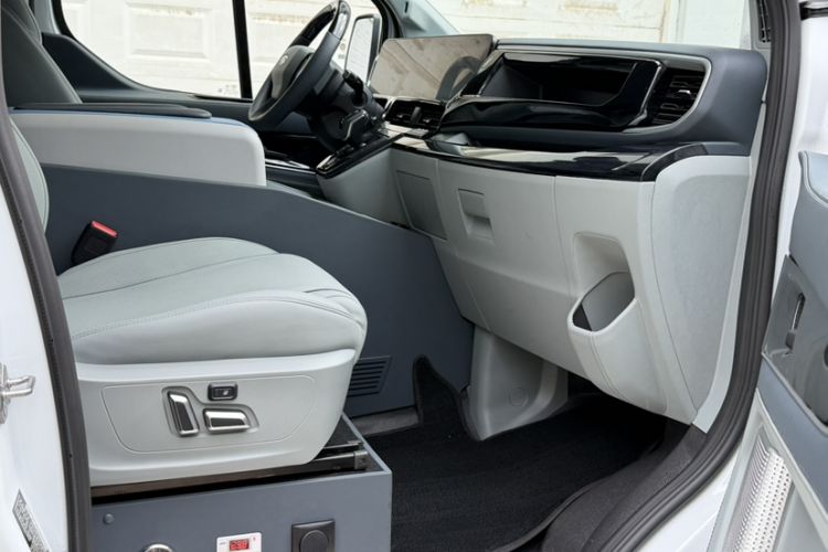 Used Ford Transit 2023 2.0T Gasoline Automatic Business & Travel Model Mid-axle Low-roof Design 7/8/9-Seater Interior 3