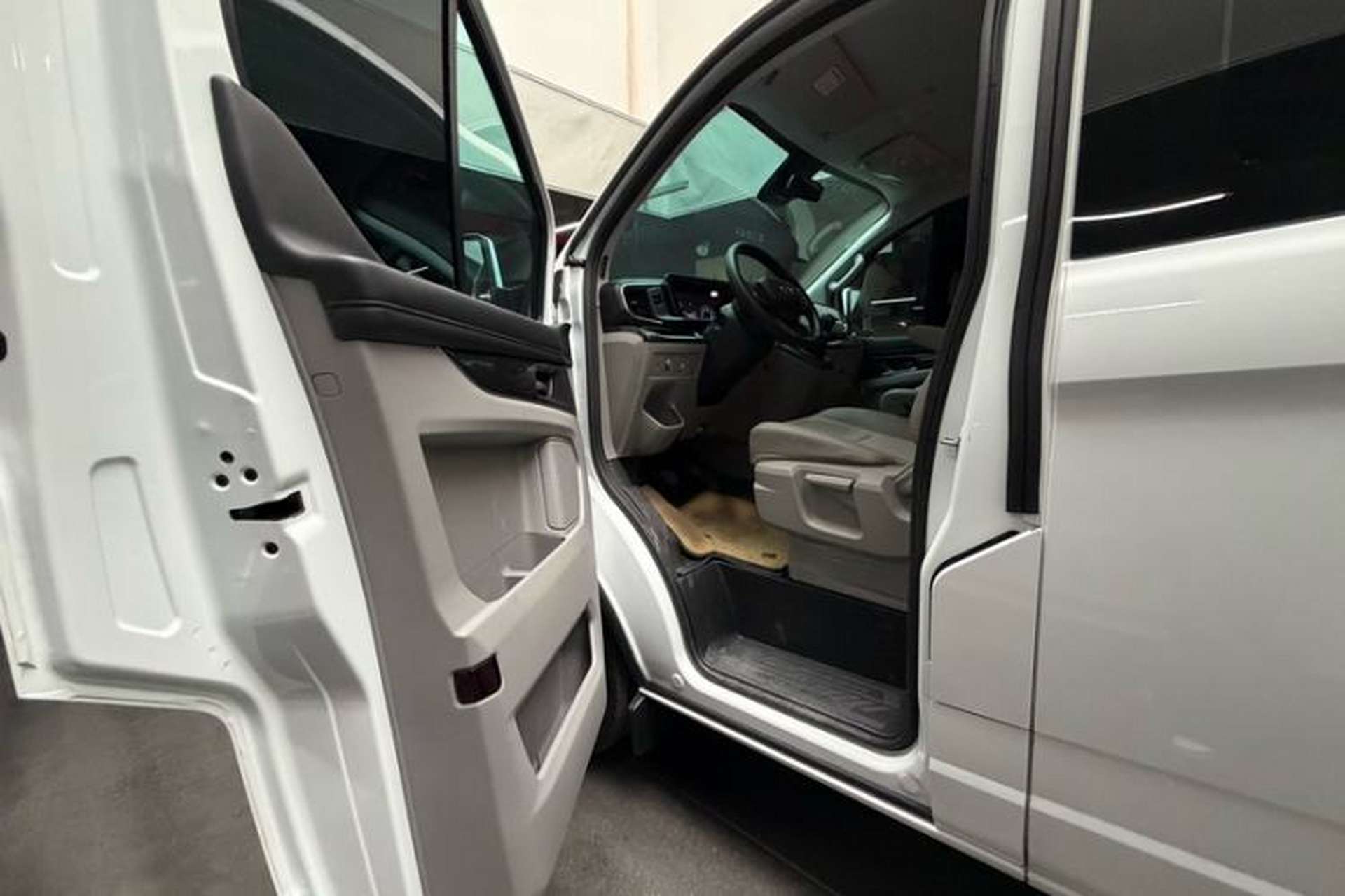 Used Ford Transit 2023 2.0T Diesel Manual Commercial & Travel Short Wheelbase Low-Roof 7/8/9-Seater Interior 3