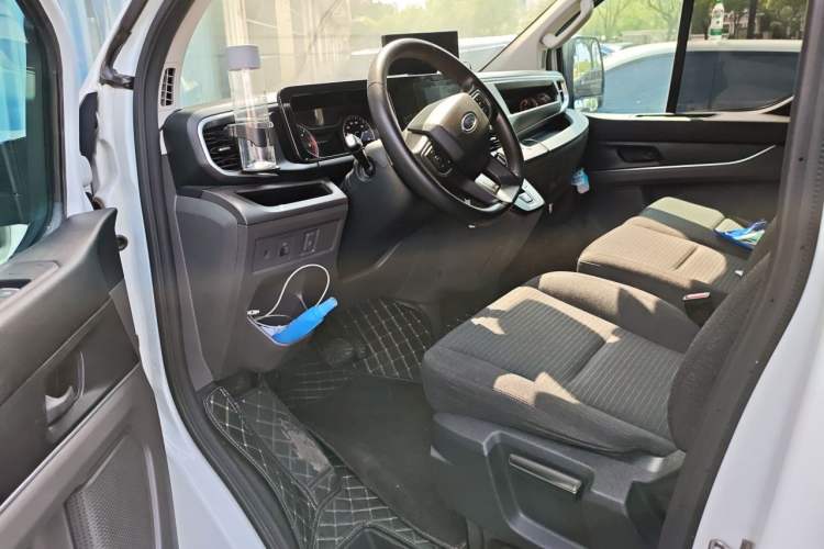Used Ford Transit 2023 2.0T Diesel Automatic Multi-Function Commercial Vehicle Short Wheelbase Low Roof 5/6 Seats Interior 3