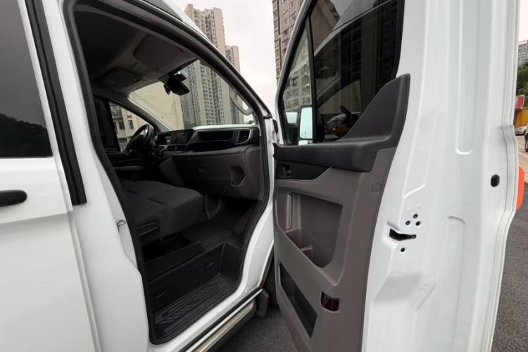 Used Ford Transit 2023 2.0T Diesel Automatic Multi-Purpose Commercial Vehicle Mid-Frame Mid-Roof 5/6 Seats Interior 3