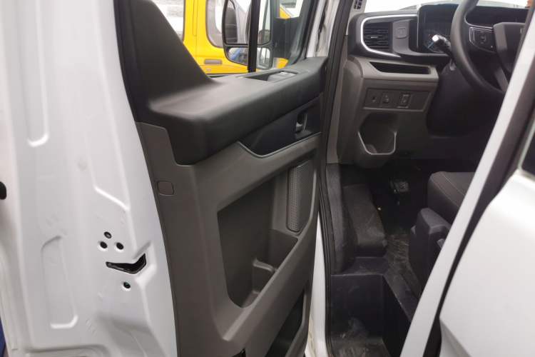 Used Ford Transit 2023 2.0T Diesel Manual Multifunction Commercial Vehicle Mid-axle Mid-roof 5/6 Seats Interior 4