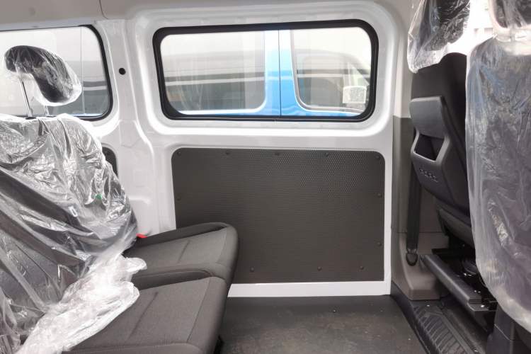 Used Ford Transit 2023 2.0T Diesel Manual Multifunction Commercial Vehicle Mid-axle Mid-roof 5/6 Seats Interior 5