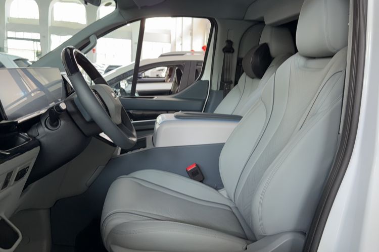 Used Ford Transit 2023 2.0T Gasoline Automatic Business & Travel Model Mid-axle Low-roof Design 7/8/9-Seater Left Front Seat