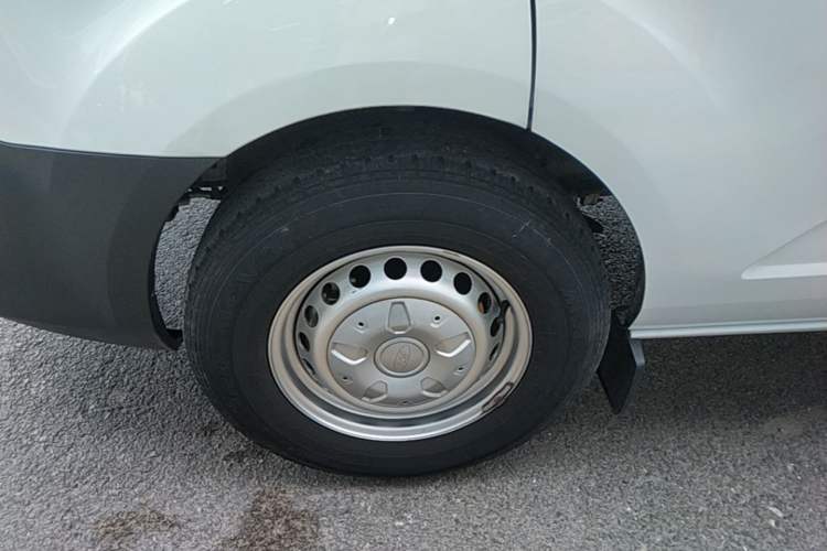 Used Ford Transit 2023 2.0T Diesel Manual Multifunction Commercial Vehicle Short Wheelbase Low Roof 5/6 Seats Left Front Wheel Hub