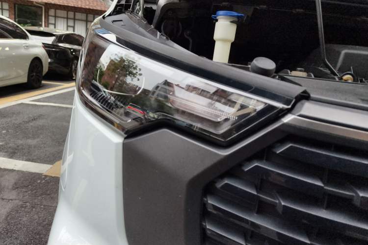 Used Ford Transit 2023 2.0T Gasoline Automatic Business & Travel Model Mid-axle Low-roof Design 7/8/9-Seater Right Front Headlight