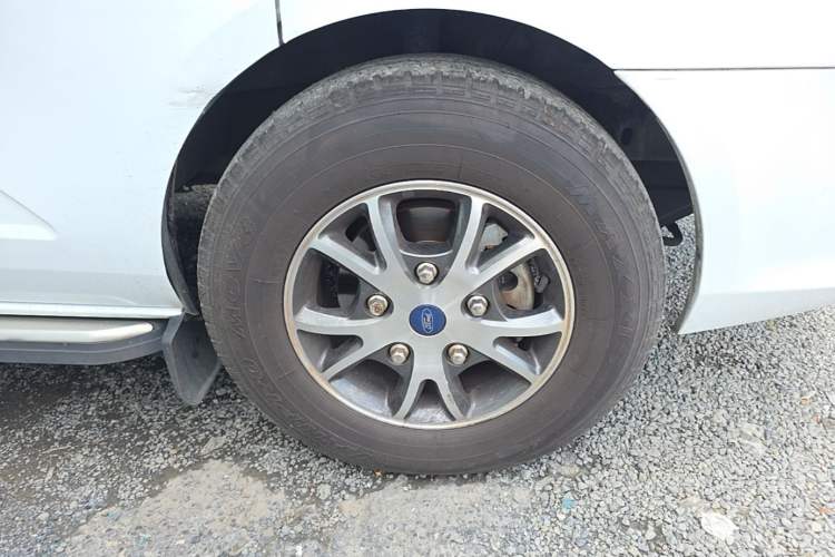 Used Ford Transit 2023 2.0T Diesel Automatic Commercial & Travel Version Mid-axle Medium Roof – Available in 10/11/12-Seater Configurations Right Front Wheel Hub