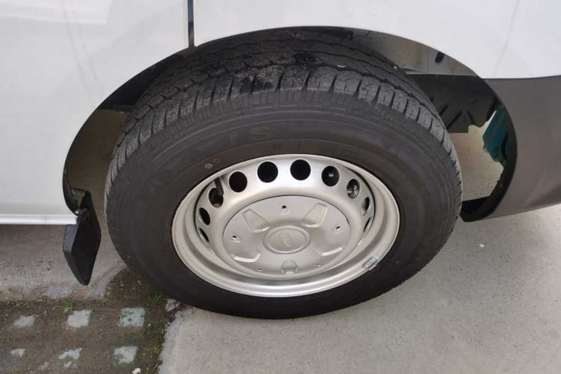 Used Ford Transit 2023 2.0T Gasoline Automatic Multi-Function Commercial Vehicle Short Wheelbase Mid-Roof Design 5/6 Seats Right Front Wheel Hub
