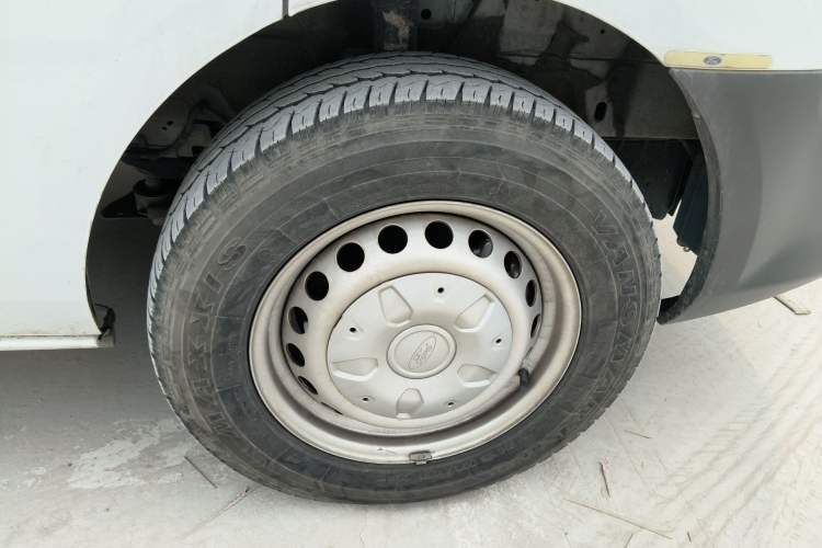 Used Ford Transit 2023 2.0T Gasoline Manual Multifunction Commercial Vehicle Short Wheelbase Low Roof 5/6 Seats Right Front Wheel Hub