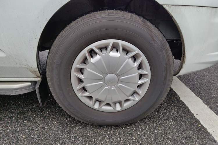 Used Ford Transit 2023 2.0T Diesel Manual Commercial & Travel Version Mid-axle Low-roof Design 7/8/9-Seater Right Front Wheel Hub