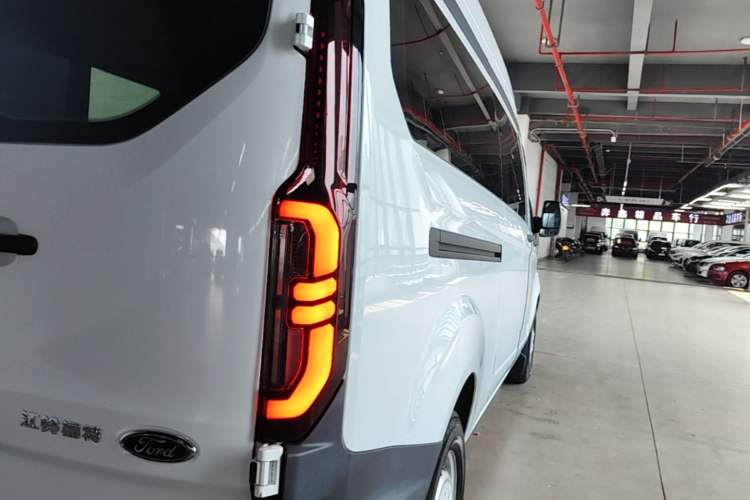 Used Ford Transit 2023 2.0T Diesel Manual Multifunction Commercial Vehicle Mid-axle Mid-roof 5/6 Seats Right Rear Taillight