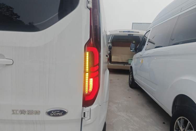 Used Ford Transit 2023 2.0T Diesel Automatic Commercial & Travel Version Mid-axle Low-roof Design 7/8/9-Seater Right Rear Taillight